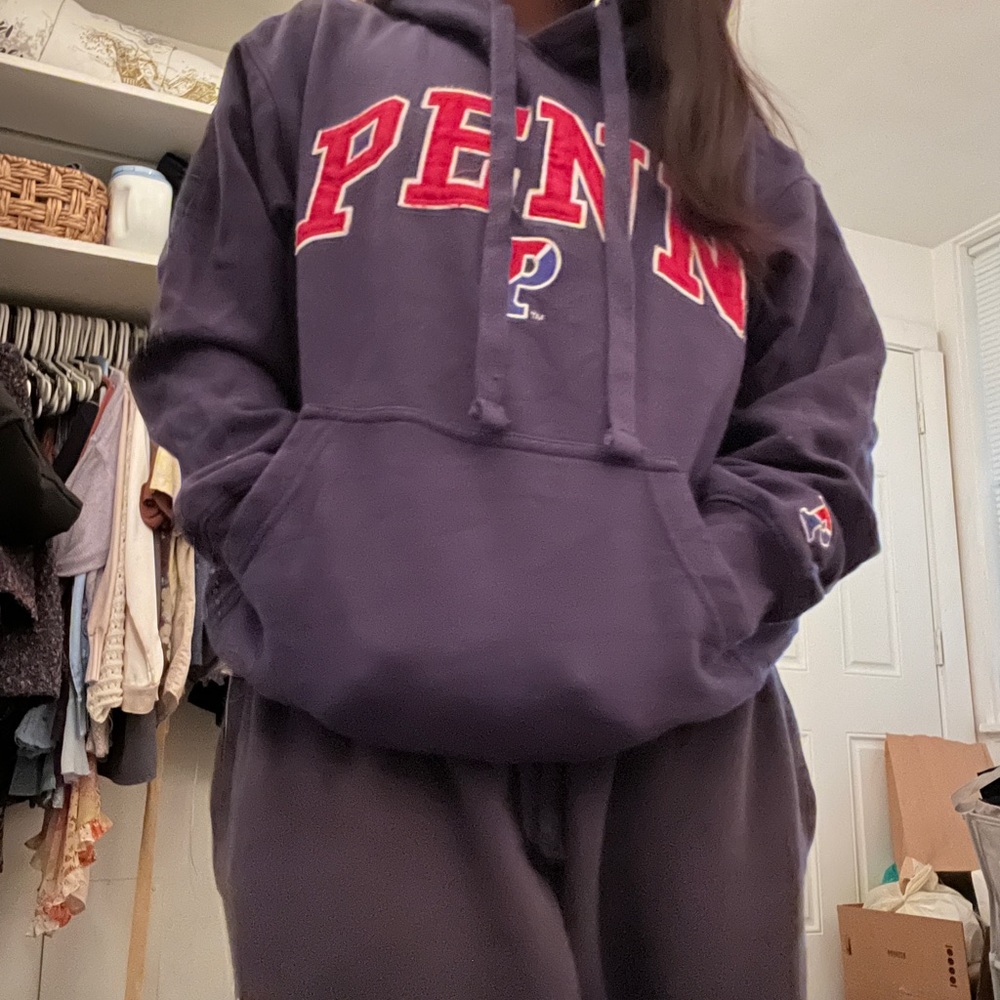 Cute vintage UPenn Sweatshirt!